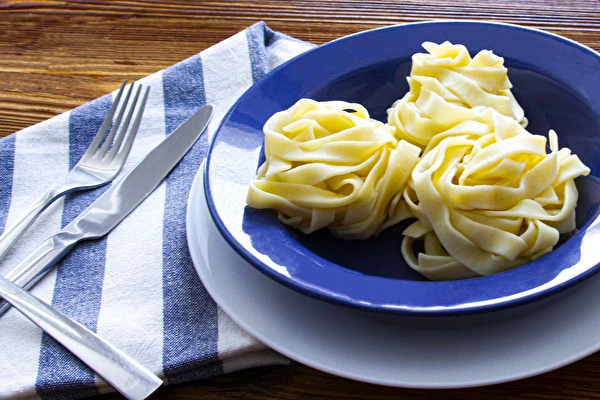 Domácí těstoviny typu tagliatelle