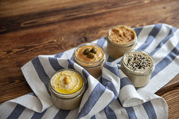 Hummus v různých chuťových variantách