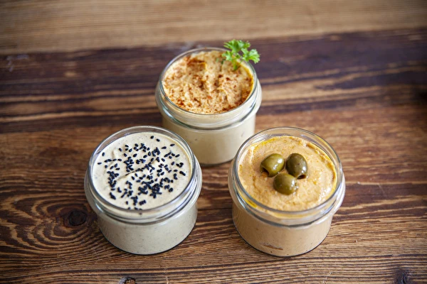 Hummus v různých chuťových variantách