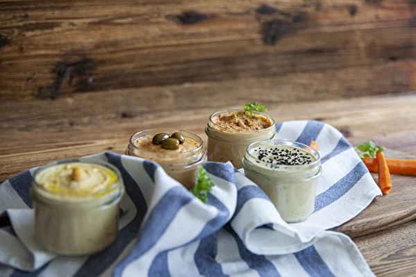 Hummus v různých chuťových variantách