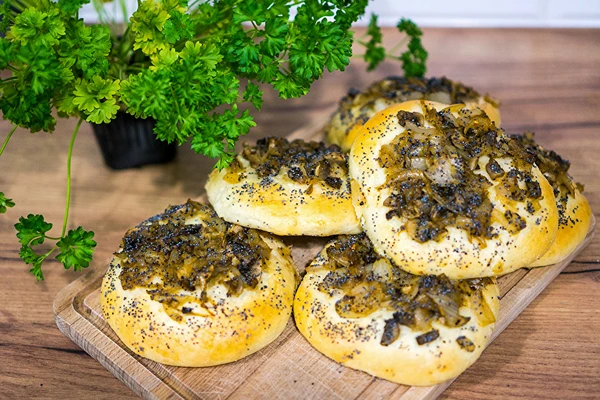 Kynuté cibulové koláčky se žampiony