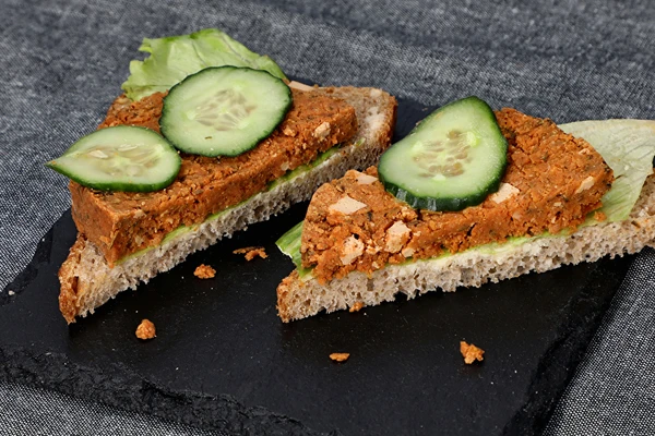 Veganská "mortadela" ze šunkovaru