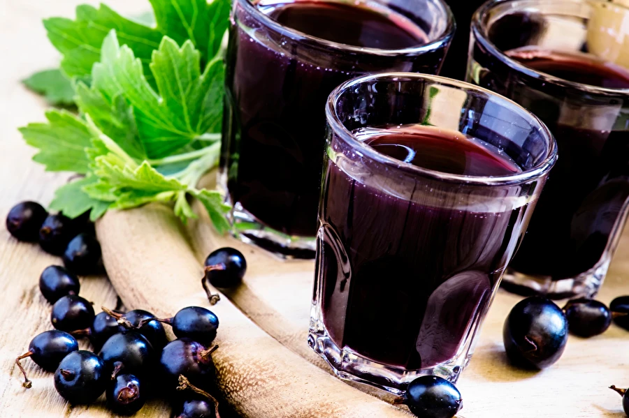 Domácí likér z černého rybízu