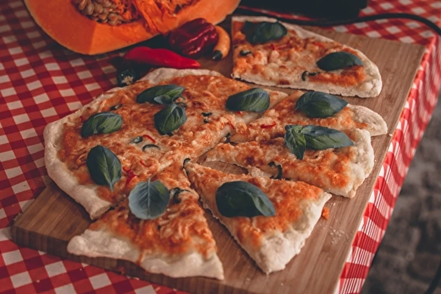 Domácí pizza s dýňovou omáčkou