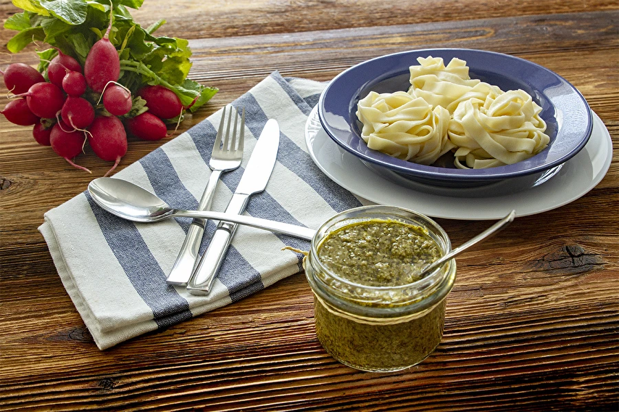 Pesto z ředkvičkových listů