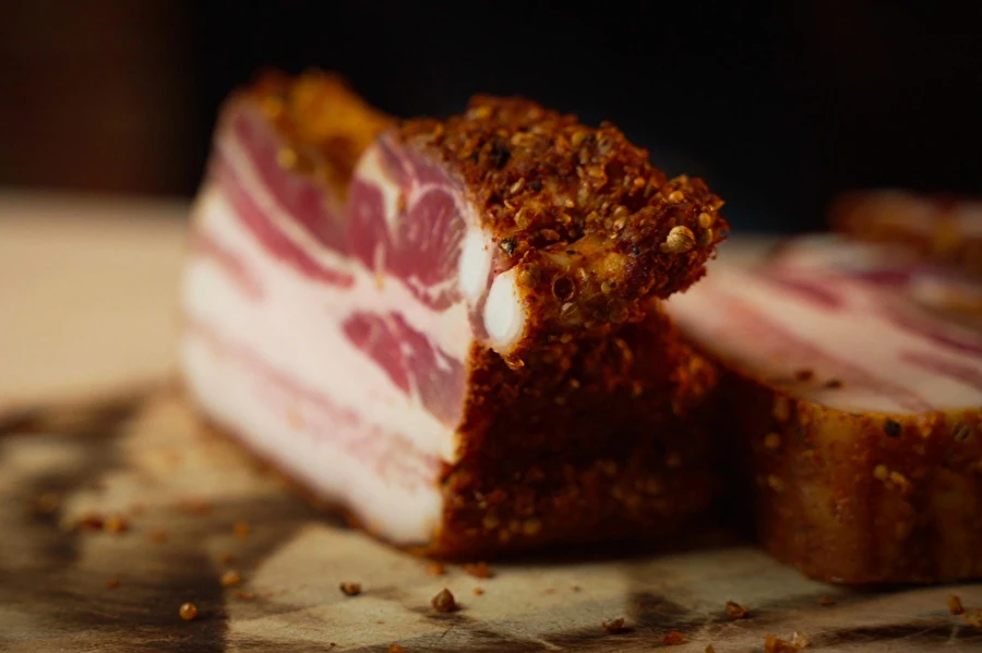 Uzený bůček ve stylu pastrami