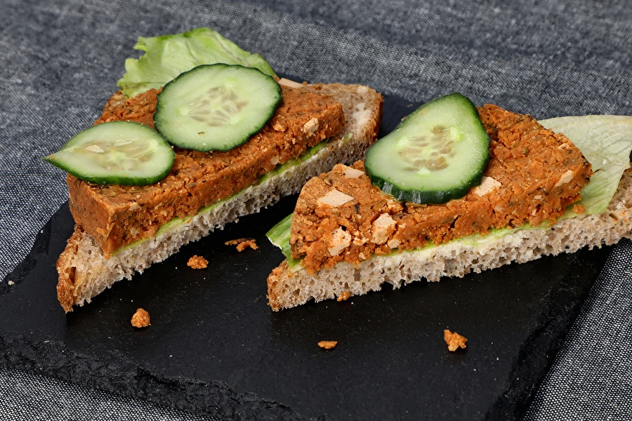 Veganská "mortadela" ze šunkovaru